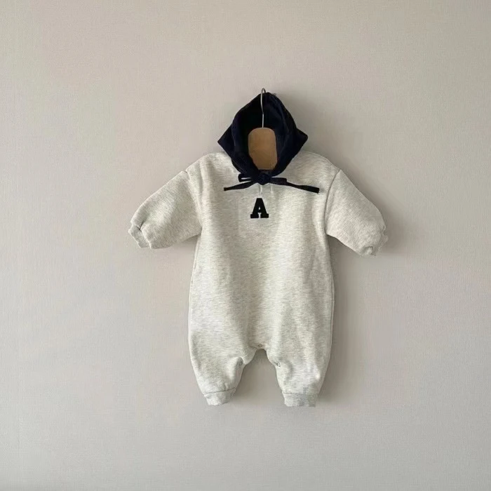 Novo Body com Capuz para Bebê Bordado Romper Conforto e Estilo Macio e Aconchegante Perfeito para Brincar e Descansar Design Encantador Roupa de Bebê