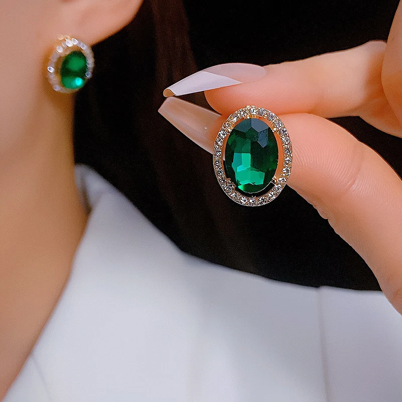 Boucles d'oreilles rétro en argent 925 avec diamant d'eau. Élégance intemporelle et éclat subtil pour sublimer votre style, parfaites au quotidien.
