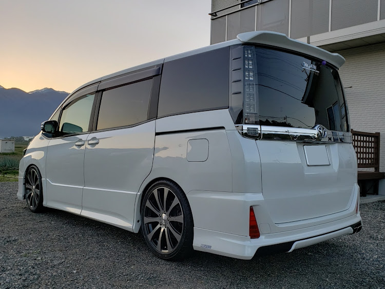 ヴォクシーのヴェネルディ レヴォルテ・洗車・19インチ・モデリスタエアロ・キャンバーつけたいに関するカスタム事例の投稿画像3枚目