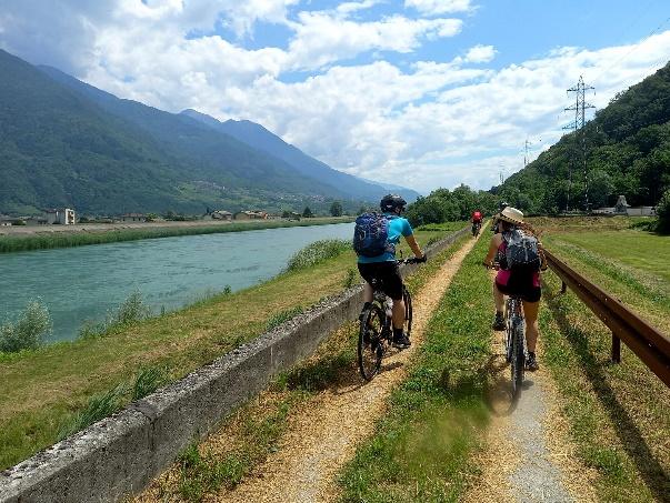 Potrebbe essere un'immagine raffigurante 3 persone, bicicletta, attività all'aperto e testo