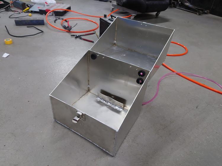 チェイサーの車検対策・バッテリーBOX・ワンオフ・自作BOXに関するカスタム事例の投稿画像6枚目