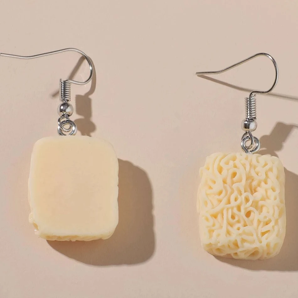 Creatieve simulatie instant noodle oorbellen, hars oorhaak. Voeg een speelse en unieke touch toe aan je look met deze opvallende oorbellen.