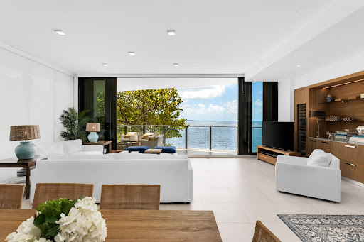 White living room with sea view and balcony - Prestige apartment / penthouse for sale in Miami, 4 bedrooms