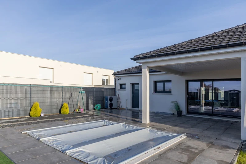 Jardin avec piscine bâchée et terrasse - Maison à vendre à Varize-Vaudoncourt, 6 pièces, 4 chambres