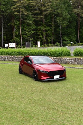 Mazda3 Bp8pのオーバーフェンダー ディープコンケイブへの道 芝の駐車場に関するカスタム メンテナンスの投稿画像 車のカスタム情報はcartune