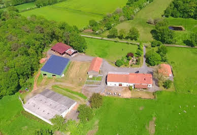 Corps de ferme avec dépendances et jardin 16