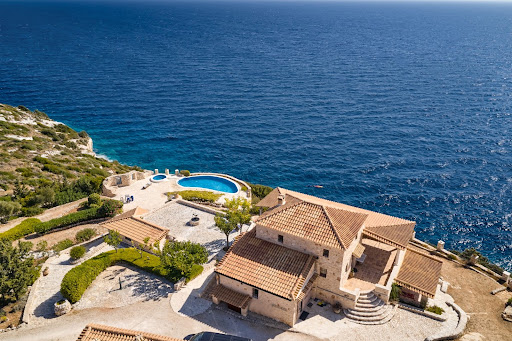 Villa with pool and garden 1