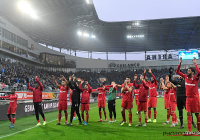 📷 Supporters Antwerp komen in Ghelamco met duidelijke spandoeken tegen voetbalbond: "Maffia"