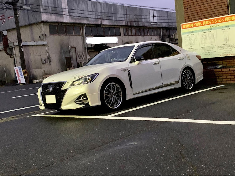 クラウンアスリートのひさびさに投稿笑・ネタがない・外食の駐車場・キリッ顔・クレンツェに関するカスタム事例の投稿画像1枚目