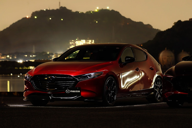 MAZDA3の広島・夜活・ありえないなんて事はありえない・ソウルレッド・車検ですよ〜に関するカスタム事例の投稿画像1枚目