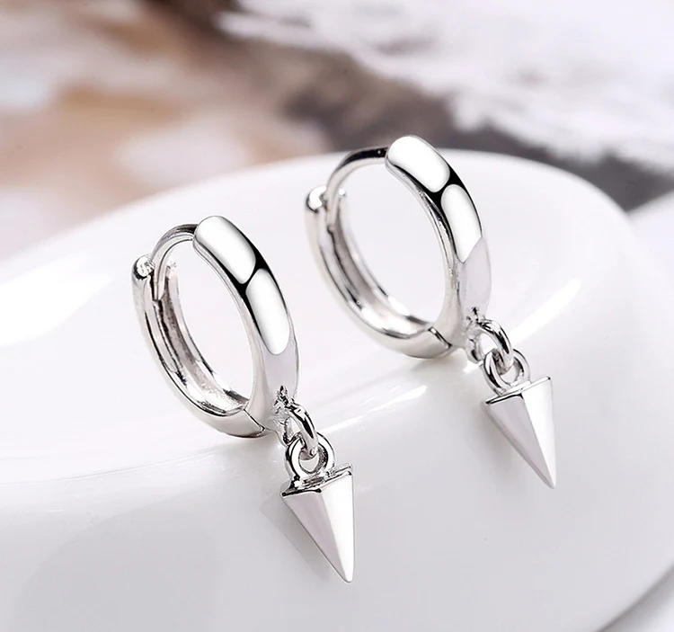 Boucles d'oreilles géométriques pour femmes, design conique simple. Parfaites pour un look tendance et sophistiqué au quotidien.