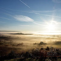 il sole tra la nebbia filtra già... di 