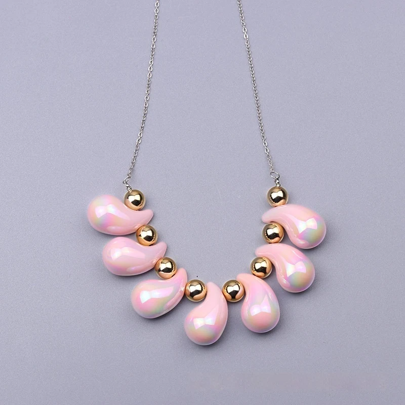 Europese en Amerikaanse sprayverf ketting, zeven kleuren waterdruppel hanger, mode, eenvoudig, magisch, een stijlvolle accessoire.