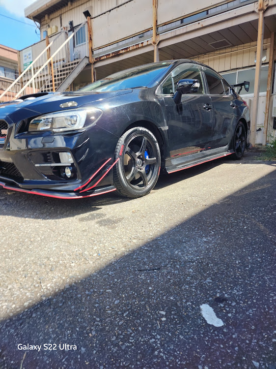 WRX S4のタイヤ交換完了！・カラーモール取り付け・暑い、、暑いぞおおお！！に関するカスタム事例の投稿画像1枚目