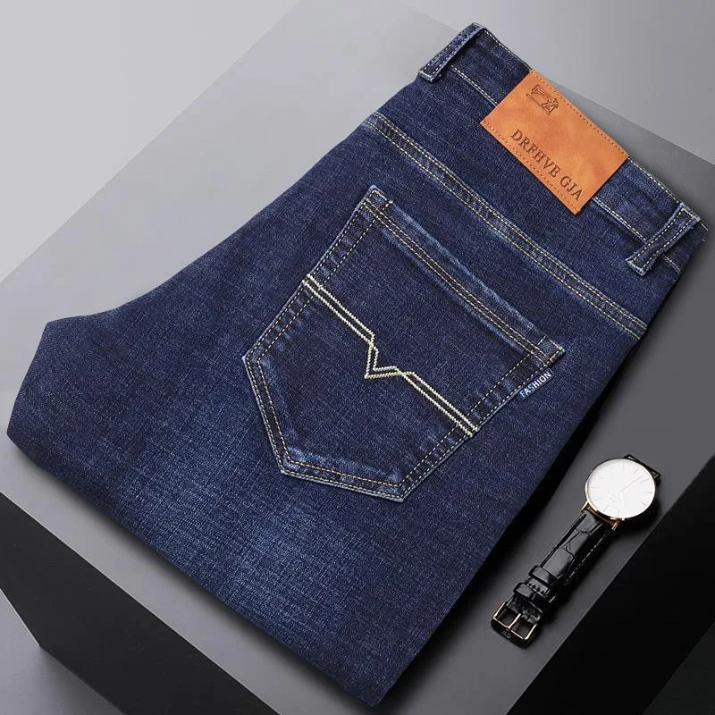 Jean droit élastique pour homme, style business et coupe ample. Confort et élégance au bureau. Ajustement parfait et grande liberté de mouvement.