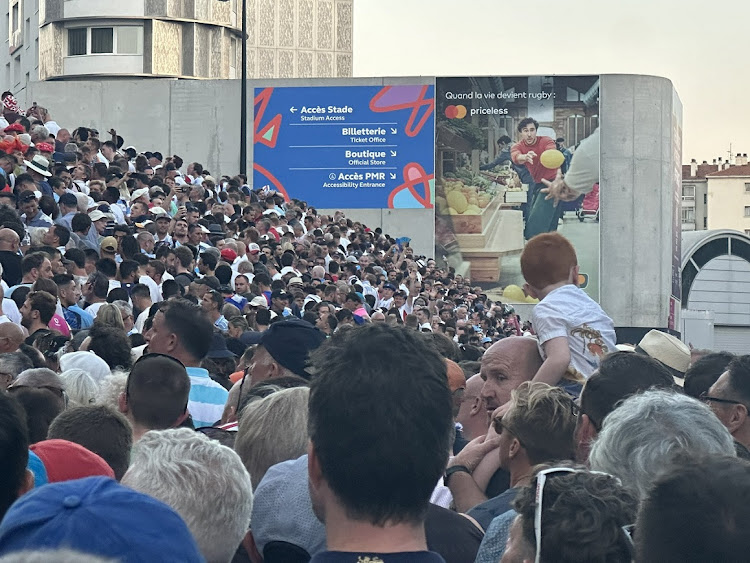 Access to Stade Vélodrome in Marseille for the Rugby World Cup game between England and Argentina was poor, with crushes and huge queues.