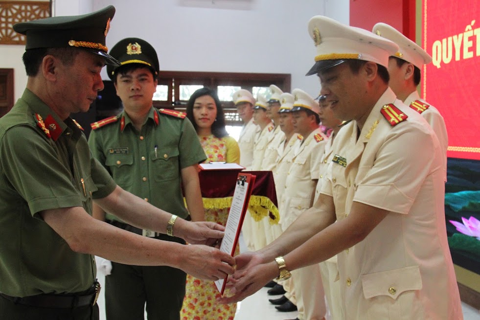 Đại tá Lê Xuân Hoài, Phó Giám đốc Công an tỉnh trao quyết định phong cấp bậc hàm Trung tá cho đồng chí Hồ Viết Dũng, Phó trưởng phòng, Phó Tổng biên tập Báo Công an Nghệ An