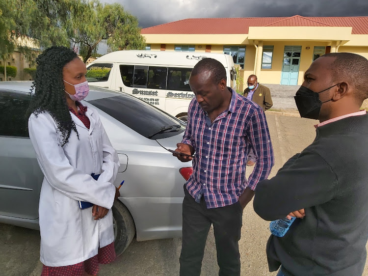 Relatives of the late journalist Gatonye Gathura have a word with DCI officers at the Naivasha mortuary on Monday