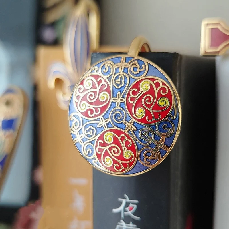 Marque-page cloisonné artisanal, insert émail filamentaire sur base cuivre. Un cadeau élégant et durable pour les lecteurs passionnés.