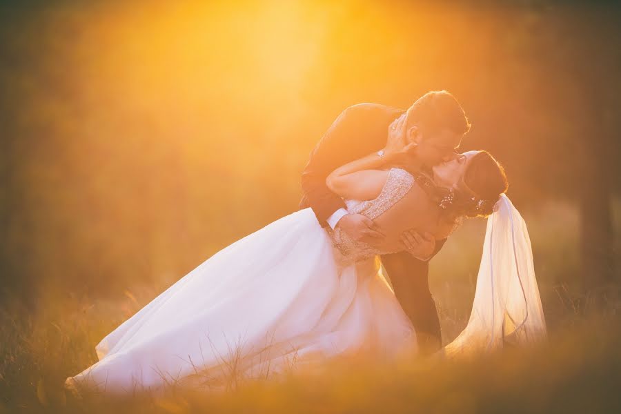 Fotógrafo de bodas Gyöngyike Datki (datkiphotos). Foto del 6 de julio 2017