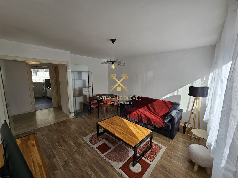 Location meublée appartement 2 pièces 48 m² à Lorient (56100), 730 €