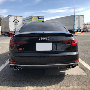 S4 セダン B9