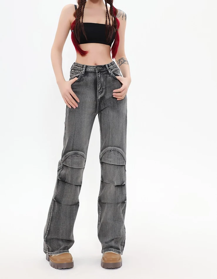 Jean délavé, légèrement plissé, coupe évasée. Pantalon tendance pour un look casual et stylé, offrant confort et une allure vintage.