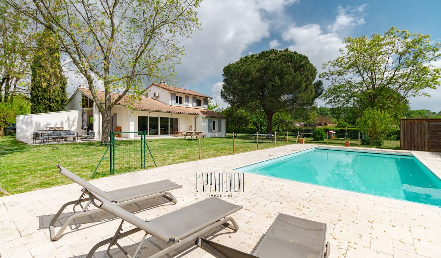 House with pool and terrace Blagnac