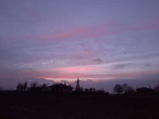 Le emozioni del cielo quando il viola scende sulla terra. di pioggia