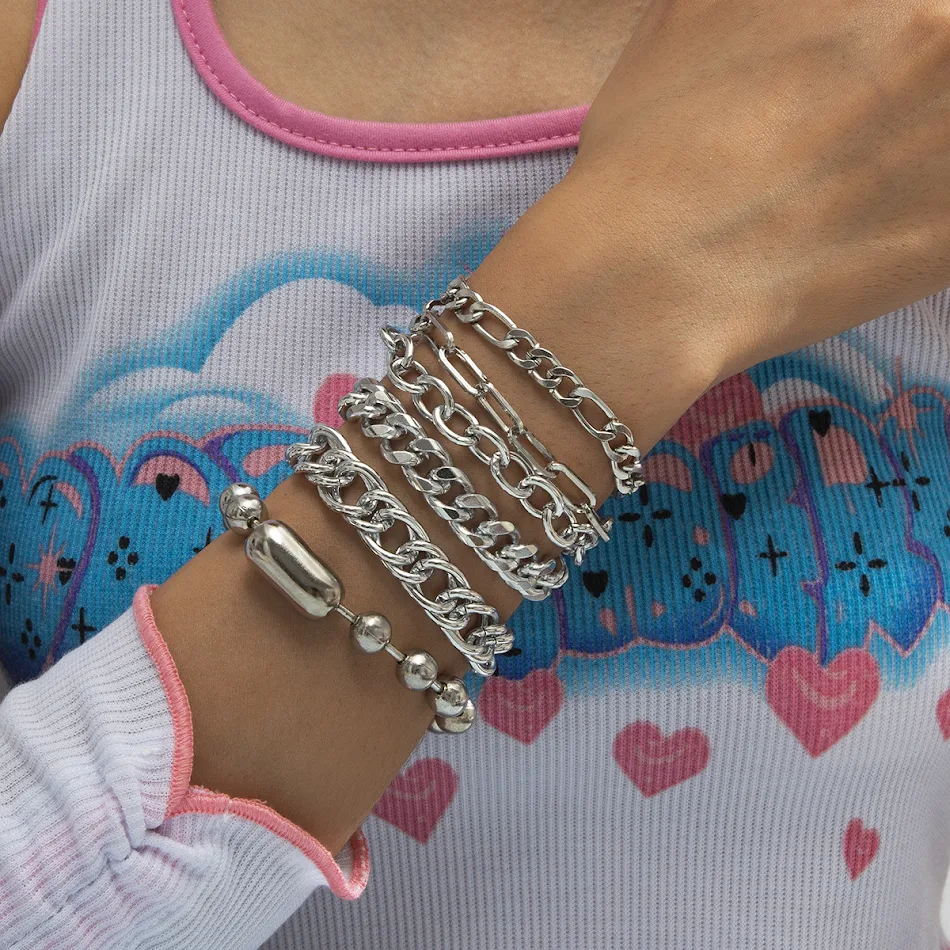 Bracelet multicouche avec chaîne en métal et perles rondes exagérées. Un bijou audacieux et élégant pour toutes les femmes.