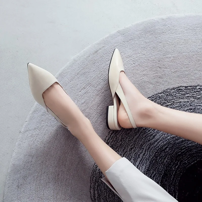 Wilde leren damesschoenen met dikke hak en spitse neus. Comfortabele en stijlvolle schoenen, perfect voor een gedurfde en elegante look.