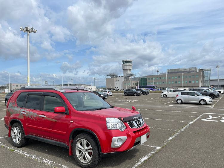 エクストレイルの空港でパシャり・ハイパールーフレール・オールテレーンタイヤ・エクストリーマーXに関するカスタム事例の投稿画像1枚目