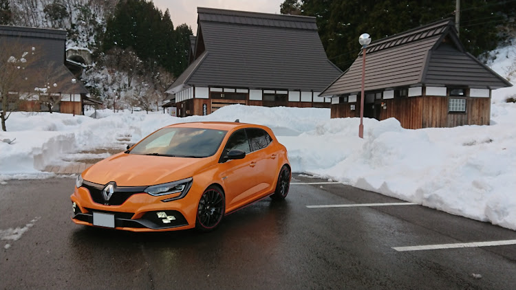 メガーヌ ハッチバックの雪が積もった・塩カル汚れカンベン😵・今年も残りわずかに関するカスタム事例の投稿画像2枚目