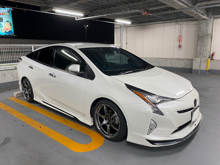 プリウスのADVAN Racing RGⅢ・50プリウス前期・モデリスタエアロ・50プリウス・ホイール交換に関するカスタム事例の投稿画像1枚目