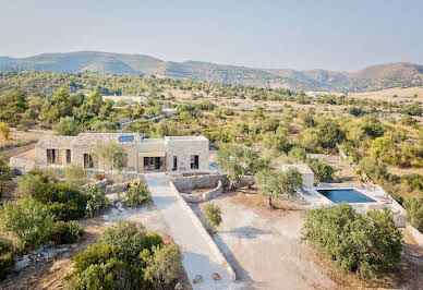 Corps de ferme avec jardin et piscine 4