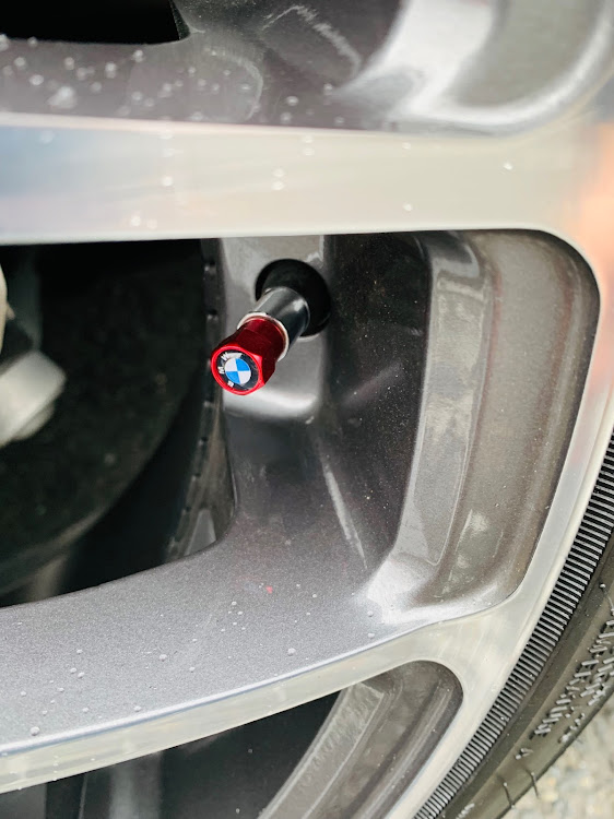 4シリーズ グランクーペのbmw・ぷちカスタム・エアバルブキャップ交換・ホイールに関するカスタム事例の投稿画像1枚目
