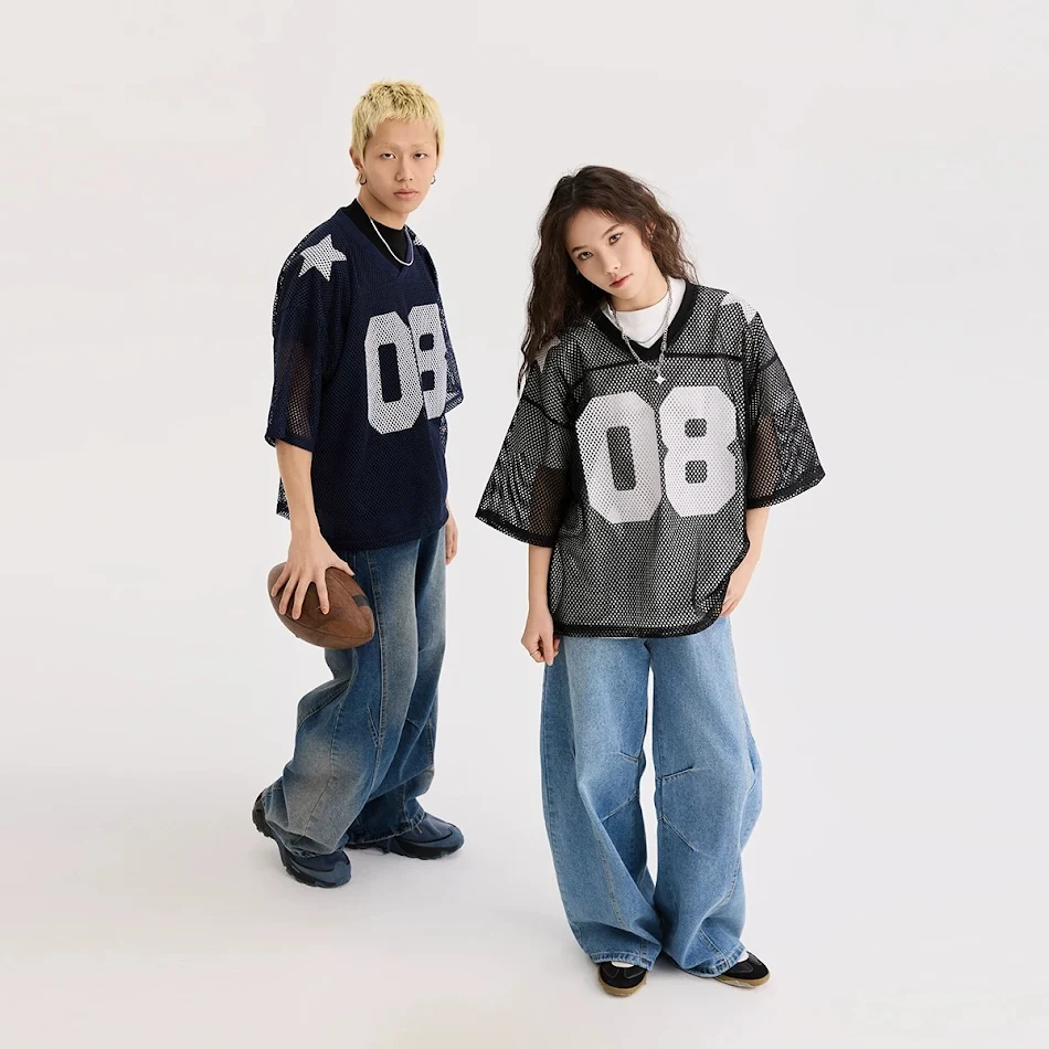 Streetwear T-shirt met halve mouwen voor dames en heren. Modieus design en comfortabele pasvorm. Ideaal voor een casual en trendy look.