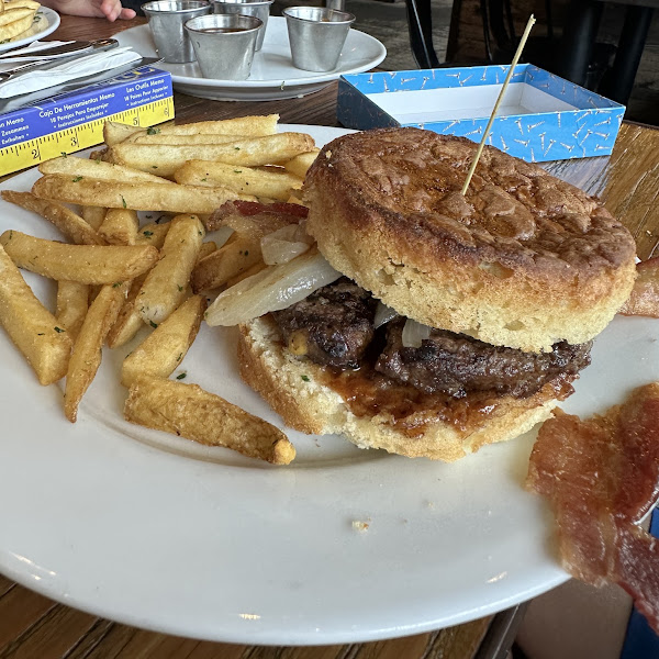 Burger with gf bun and fries