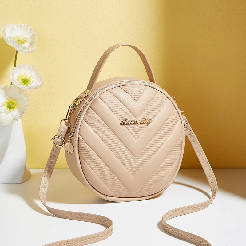 Bolsa Redonda Pequena Retrô com Relevo Coreano Texturizado. Acessório elegante e compacto, ideal para carregar o essencial com estilo e um toque retrô. Perfeita para o dia a dia.