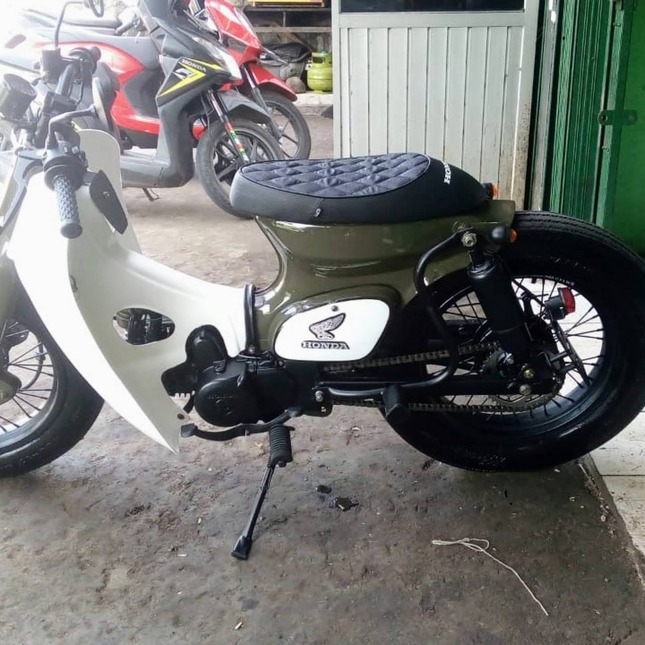 Poren Classic Custom Bengkel Sepeda Motor