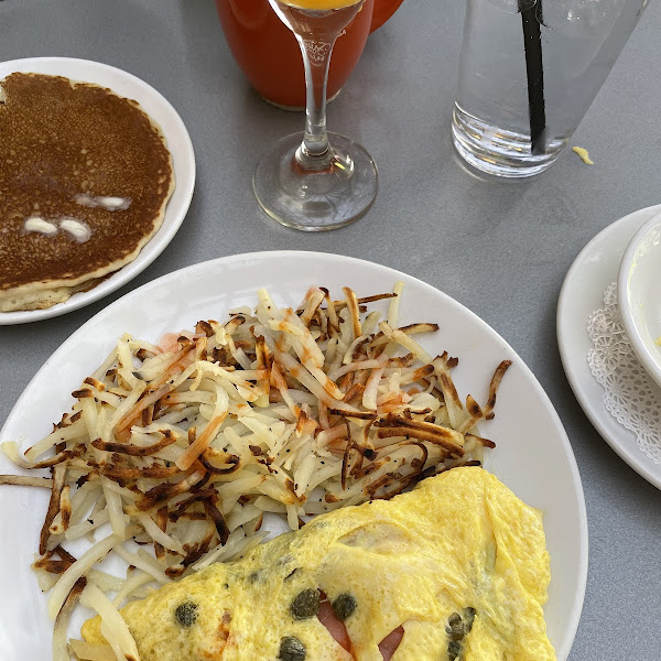 Hashbrowns & smoked salmon omlette