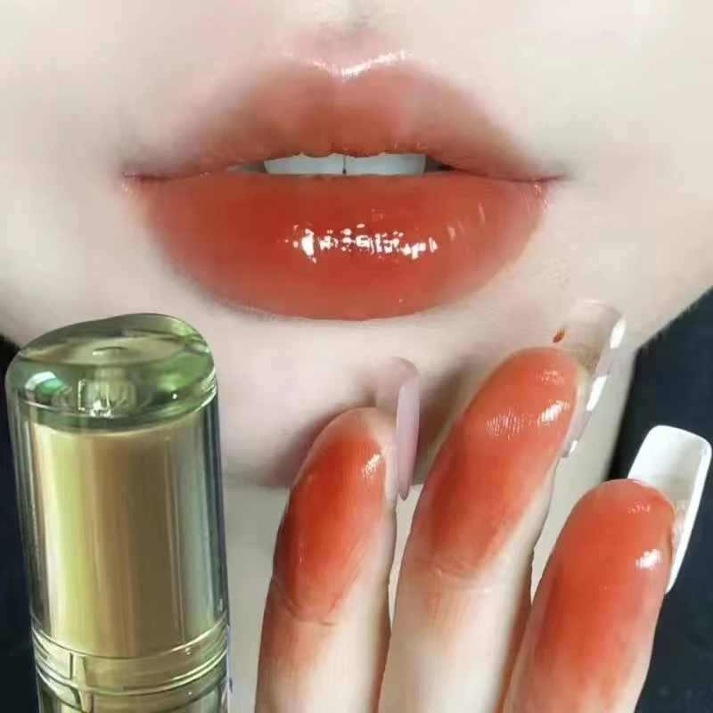 Mirror Lip Lacquer Water Light - błyszcząca pomadka do ust o efekcie tafli wody. Lekka formuła, nawilżenie i długotrwały połysk dla pięknych ust.