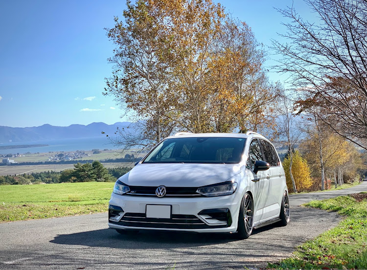 ゴルフトゥーランのあなたの推し純正品・VW・ちょいシャコタン・紅葉・ドライブに関するカスタム事例の投稿画像1枚目