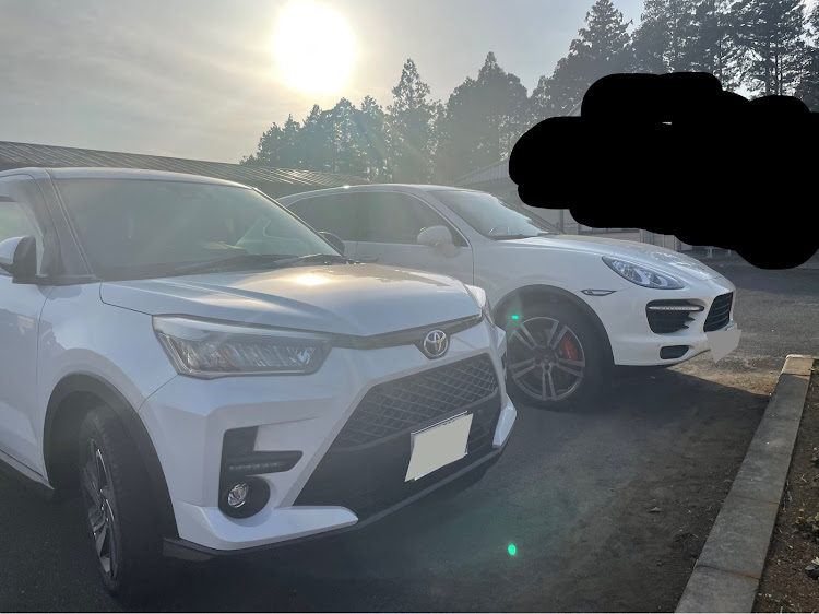 カイエンの親の車とツーショット・水辺・カイエン・RAIZE・ライズに関するカスタム事例の投稿画像1枚目