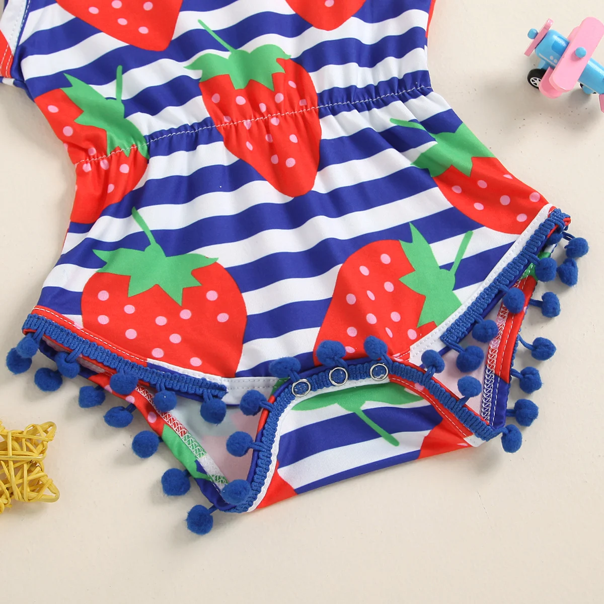 Title 3, Nieuwe babykleding met visgraat, aardbei en vee...