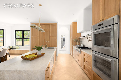 Modern wood and marble kitchen, central island - Luxury property for sale in Brooklyn, 9 rooms, 4 bedrooms