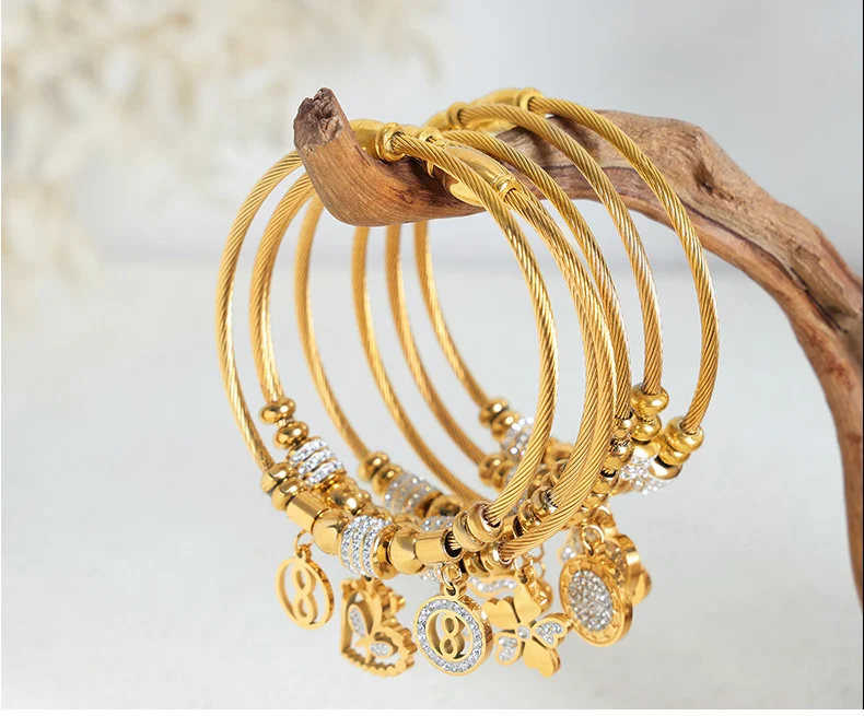 Bracelet multi-pendentifs personnalisé, luxe abordable, style rétro, ne ternit pas, tempérament élégant.