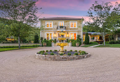 Villa with pool and garden 19