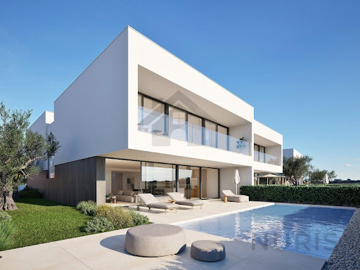 Maison contemporaine avec piscine en bord de mer 1