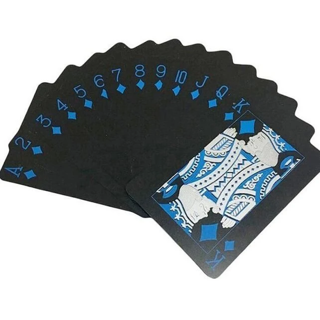 PVC vodootporni poker set za zabavu bez brige. Izdržljive karte otporne na vodu, savršene za igranje pokera bilo gde.